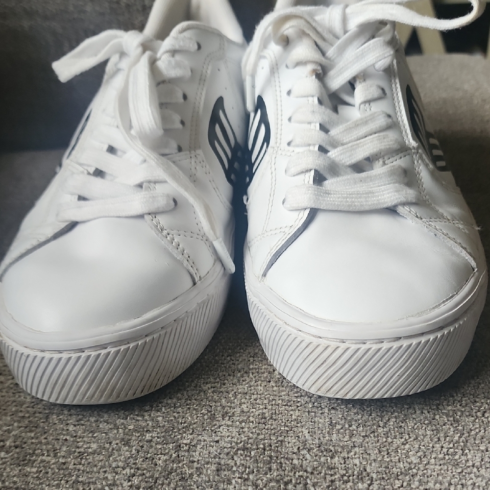 Cariuma White and Black Minimalist Sneakers - Picture 4 of 6
